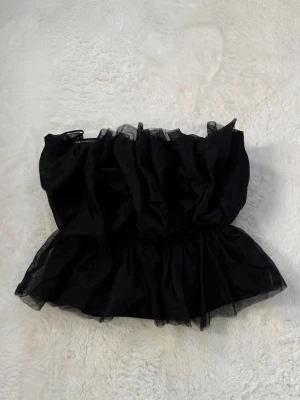 Volangtopp - Svart söt volamgtopp med indragen midja från Zara 