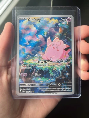 Pokémonkort Clefairy Från Perfect Order Settet - Säljer ett holografiskt Clefairy Pokémonkort. Kortet är inplastat i en top loader. Perfekt för samlare eller Pokémonfans. Kortet är ny packad i väldigt bra kondition