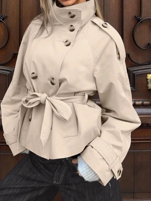 Kort beige trenchcoat med knytskärp - Trendig trenchcoat från Bershka med prislapp kvar:) skriv privat om du har andra frågor👍🏻 ( första bilden är lånad) 