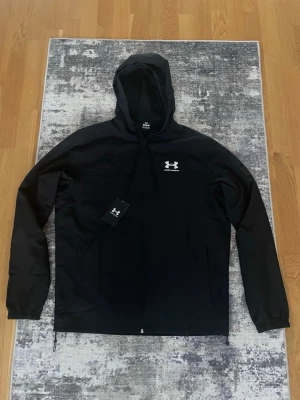 Under armour windbreaker - Säljer denna Under armour windbreaker jackan, vindjacka. Nyligen köpt men inte min storlek , aldrig använts och köpt på sportshopen. Mycket fin och skön till våren och sommarn. Priset kan diskuteras! 