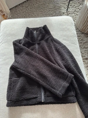 Svart teddyjacka med dragkedja - Säljer min svarta teddyjacka!🥰