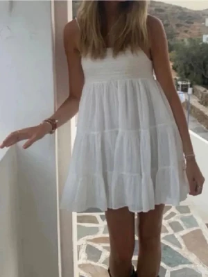 Vit Zara klänning - Säljer nu min fina Zara klänning som används bara ett fåtal gånger!!💕