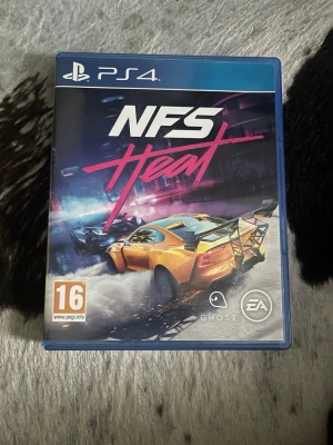 NFS Heat till PS4 - Need for Speed Heat till PlayStation 4, ett racingspel med snyggt fodral och originalskiva. Omslaget har neonfärger och visar en gul sportbil i fart. Spelet är utvecklat av Ghost Games och har PEGI 16-märkning. Perfekt för dig som gillar actionfyllda bilspel.