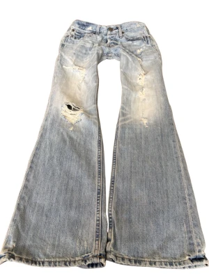 Ljusblå slitna lågmidjade bootcut jeans Hollister - Sååå sjukt snygga vintage lågmidjade jeans från Hollister