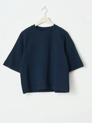 Mörkblå trekvarts sweatshirt - En stilren mörkblå oversized sweatshirt med rund halsringning och halvlånga ärmar. Tröjan har en boxig passform och är tillverkad i ett mjukt sweatshirtmaterial som passar perfekt för lager på lager under kyliga dagar. Storlek XS men passar S/M