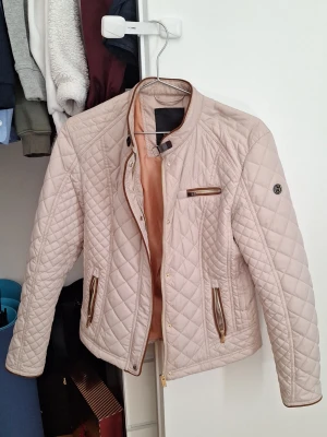 Vår och höstjacka från SAKI i strl 36 - Snygg jacka som är lätt att matcha med mycket. Är i bra skick