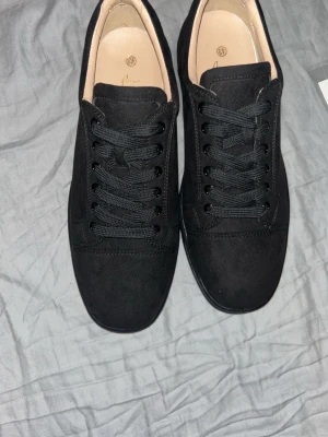 Svarta skor - Har ett par svarta skor helt nya oanvända 