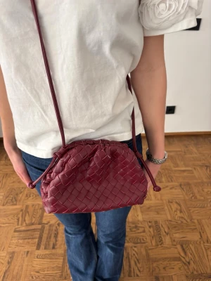 Vinröd väska - Vinröd väska
