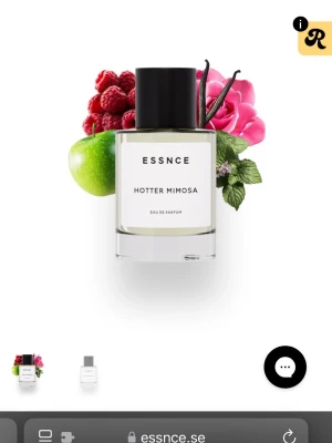 ESSNCE Hotter Mimosa Eau de Parfum - ESSNCE Hotter Mimosa Eau de Parfum har en stilren, genomskinlig glasflaska med svart lock och vit etikett. Doften har inslag av grönt äpple, hallon och ros, vilket ger en fräsch och blommig känsla. Perfekt för dig som gillar moderna och fruktiga parfymer.