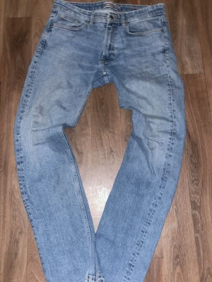 Ljus blåa slimfit jeans - Ett par sköna jeans, sitter väldigt bra på, storlek W31. Nästan aldrig använda 