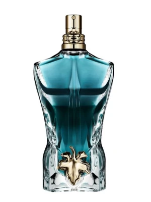 Le Male Le Parfum från Jean Paul Gaultier - En ikonisk parfymflaska formad som en manlig torso i blått glas med guldfärgad spray och dekorativt löv. Flaskan har en modern och stilren design som verkligen sticker ut på hyllan. Perfekt för dig som gillar unika och snygga detaljer.