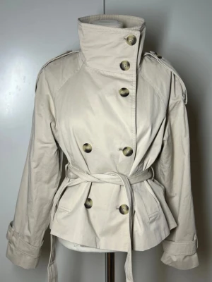 Trenchcoat bershka  - Populär trenchcoat från bershka. Storlek xs men passar även s. Ny utan prislapp, dvs aldrig använd, endast testad. Var tyvärr för snabb med att ta bort prislappen…  Skickas inom 24h. Kvar tills markerad såld 