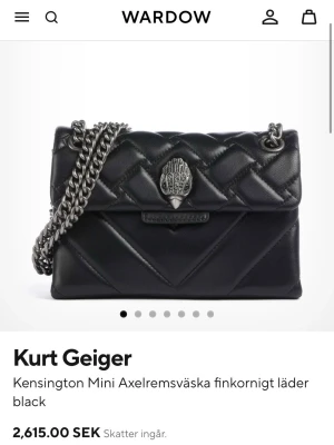 Handväska Kurt Geiger - Jättefin och populär Kurt Geiger väska. Den är så snygg och passar verkligen till allt! Den är använd men därav det billiga priset, köpt för 3000kr. Köp direkt för 1000 kr eller kom med prisförslag💕🌸