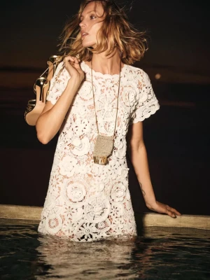 Vit virkad klänning  - Supersnygg vit klänning, den har en inbyggd vit inne klänning så den är inte genomskinlig. Helt ny med prislapp. Nypris 1795kr 