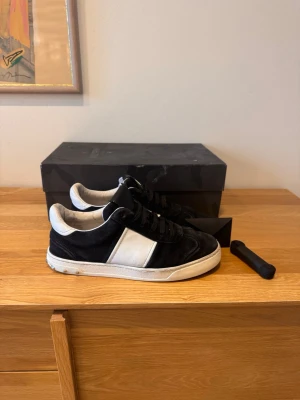 Svarta Valentino flycrews  - Säljer dessa feta flycrews i storlek 39 men är stora i storleken så passar 40. Bra skick och såklart äkta. 22/22 nitar kvar . Slitage i hälen därför priset.Box och extra snören följer med. Skriv om det minsta lilla😃nypris 5000 +