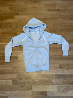 Russemerch hoodie - Säljer en grå Russemerch hoodie med zip i storlek xs herr. är i nytt skick, använt fåtal gånger. Skick 9,5/10 pris 549. Ny pris 749.Pris kan diskuteras.