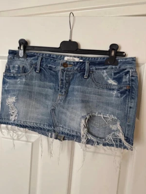 Abercrombie&fitch jeanskjol - Super snygg jeans kjol från Abercrombie&fitch , aldrig använd därav i nyskick ☺️