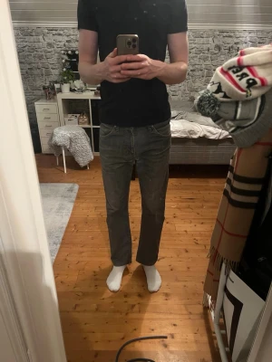 Grå raka levis 511 jeans  - Säljer dessa fetingar då de är lite för korta på mig! Levis 511 sitter slimstraight, W31 L32. Jag är 185 cm 68 kg för referens! Kom dm vid frågor eller funderingar // oskar