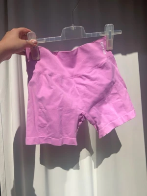 DFYNE shorts🌸 - Säljer ett par rosa shorts från DFYNE med mid rise midja. Använda men fortfarande gott skick💗🌸🎀