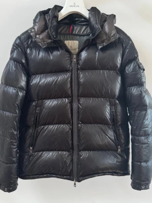 Moncler zin - Hej! Säljer nu min moncler zin då det börjar bli varmare tider den är i storlek Large=4                      Möts upp i Malmö och är öppen för byten               Har tyvärr inget kvitto eller något annat till jackan då den har varit med mig ett tag fast kan försäkra att den är äkta kom privat ifall ni har några frågor eller något som ni undrar över!😊😊 förresten så har den en cardigan man sippar på på insidan som också kommer med till jackan 