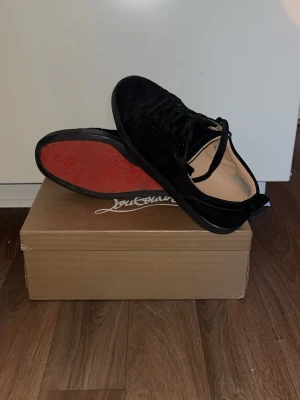 Christian Louboutins! - Ett par goa loubs på storlek 42. Dom är rätt använda men har tvättat både sulan och båda skorna rejält. Ser typ helt nya ut. Dessa är äkta då äkthets bevis finns till 100% med kvitto osv. Kan tänka mig att gå ner i pris vid en snabbaffär eller ett bra bud