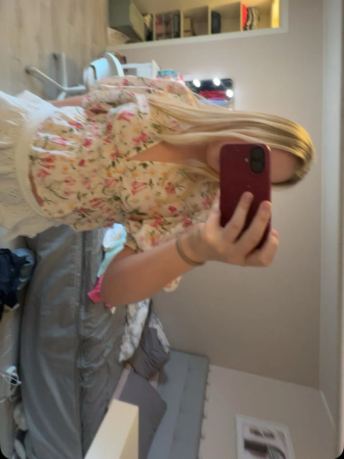 Blommig blus med puffärm och v-ringning - 1