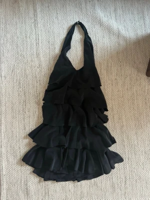 Svart halterneck klänning  - Svart halterneck klänning från Jill Stuart i 100% silke, köpt från Plick. Använd fåtal gånger därmed superfint skick!🖤 Jag är 178 för referens!