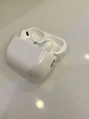 o trådlösa hörlurar - Säljer ett par vita hörlurar med laddningsetui. Hörlurarna är trådlösa in-ear-modeller med stilren och kompakt design. De har silikontoppar för bekväm passform och laddas smidigt i det medföljande etuiet. Perfekta för musik, samtal och träning.