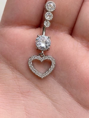 💍NY Oanvänd navelpiercing i 304 rostfritt stål 💍 -  ERBJUDANDE: Få 30% rabatt när du köper 2 valfria piercingar! 🔥  Passa på att fynda och uppdatera din smyckessamling 💖 Skicka ett meddelande vid intresse eller frågor!