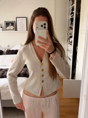 Beige kofta med guldknappar - Beige kofta med guldknappar från Zara. Aldrig använd 