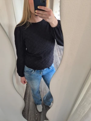 Svart blus med blommor - jättefin svart blus med blommor❣️ inga tecken på användning, säljer pga att den inte kommer till användning❣️