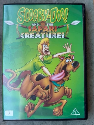 Scooby doo and the Safari creatures dvd - DVD-film med Scooby-Doo! And The Safari Creatures. Filmen har en speltid på 63 minuter. Textning finns på danska, norska, finska och svenska. Region 2.  Finns på språk: Svenska, Danska, Engelska, Grekiska, Polska    OBS!! skivorna är begagnade så det kan förekomma repor/hairlines på skivorna, men då jag kollar igenom alla filmer jag säljer garanterar jag att alla funkar felfritt om inget annat står! :)