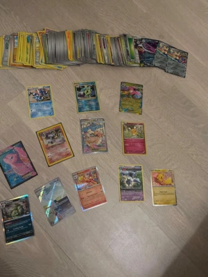 Stor samling Pokémonkort - Mew ex rc24/rc25, Dark houndoom 7/105, mega dragonite ex 271/217, Gyrados reverse holo 34/108, grevinna 40/122, dedenne 10/12, togekiss 235/217, blaziken cosmos holo 042/182, nidoqueen 69/160, tyranitar cosmos holo 095/159, pikachu 051/162, mega venusaur ex 013. Har även runt 150 kort från blandade collections och ungefär hälften från 2016 eller tidigare👍 skriv till mig för individuellt kort
