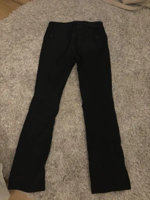 Svarta bootcut jeans - Säljer ett par supersnygga svarta bootcut jeans💕