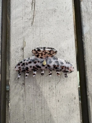 Hårklämma med stjärnor - Snygg hårklämma med stjärnor och silikon på insidan som skapar en antislip funktion. Håller sig på plats hela dagen🤩Orginellt ifrån Ia bon