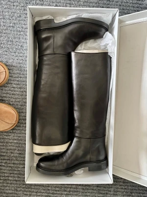 Knee high boots from & Other Stories, size 38 - New boots, used once. No zip opening, original packaging. Size 38. Leather, no additional lining. Possible to hand over in Stockholm until 3/05/2026. Contact in English, payment via Revolut.