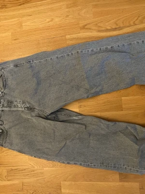 Gråa baggy jeans - Sköna gråa baggy jeans knappt använda .