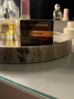 Yves Rocher Riche Crème – Anti-wrinkle cream (nästan ny) - Säljer en lyxig ansiktskräm från Yves Rocher – Riche Crème, en återfuktande och vårdande anti-age kräm. Innehåller 30 värdefulla oljor samt rosblomsolja för extra näring och lyster. Perfekt för dig som vill ge huden extra fukt och jobba mot fina linjer💗