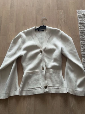 Vit kofta med knappar från gina tricot - Säljer en stilren vit kofta från gina tricot jätte fin inga hål använd 2 gånger finns med en extra knapp om någon skulle gå av💗