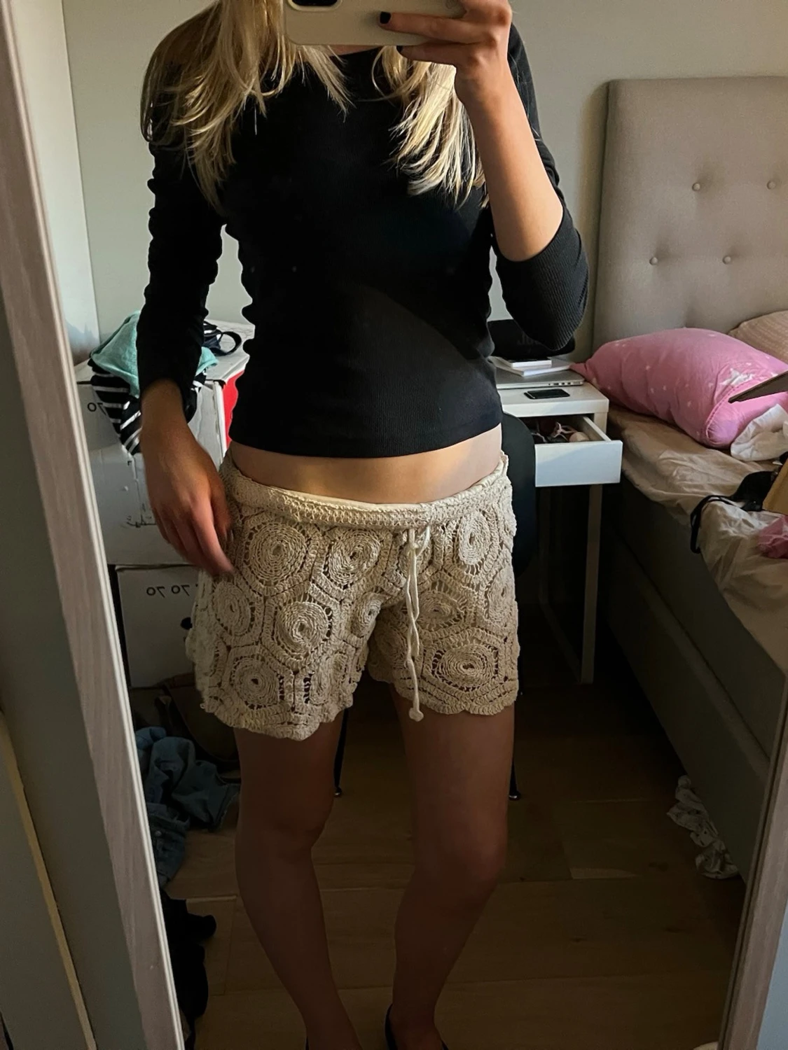 Beige virkade shorts med snörning