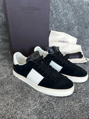 Svarta Valentino Flycrews  - Säljer dessa riktigt schyssta och eftertraktade Valentino Flycrews i storlek 40 (sitter som 41/42). Allt og ingår! Box, dustbags, snören, kort! Skorna är i den riktigt snygga svarta färgen och skicket är riktigt fint som du ser på bilderna. 3 nitar saknas men går enkelt att köpa till på plick. Hör av dig vid fler frågor eller