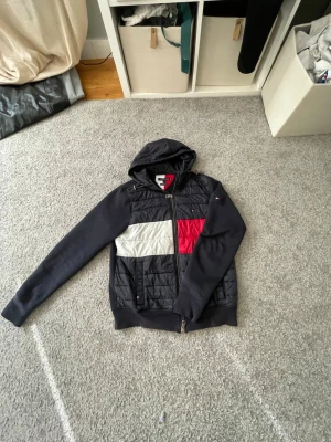Mörkblå cardigan från Tommy Hilfiger - Bra skick 