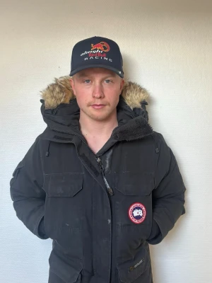 Svart parkas från Canada Goose - Vinterjacka med äkta päls detta är en av de äldsta modellerna som man inte hittar längre och hittar du den så är den inte i såhär bra skick