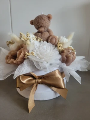 Ljusbukett - Alla blommor är små ljus samt nallen. Svag doft av vanilj stl s på boxen