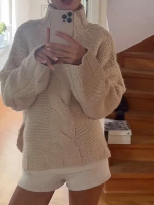 Beige polotröja  - Säljer en beige kabelstickad polotröja slutsåld från Zara helt ny. 