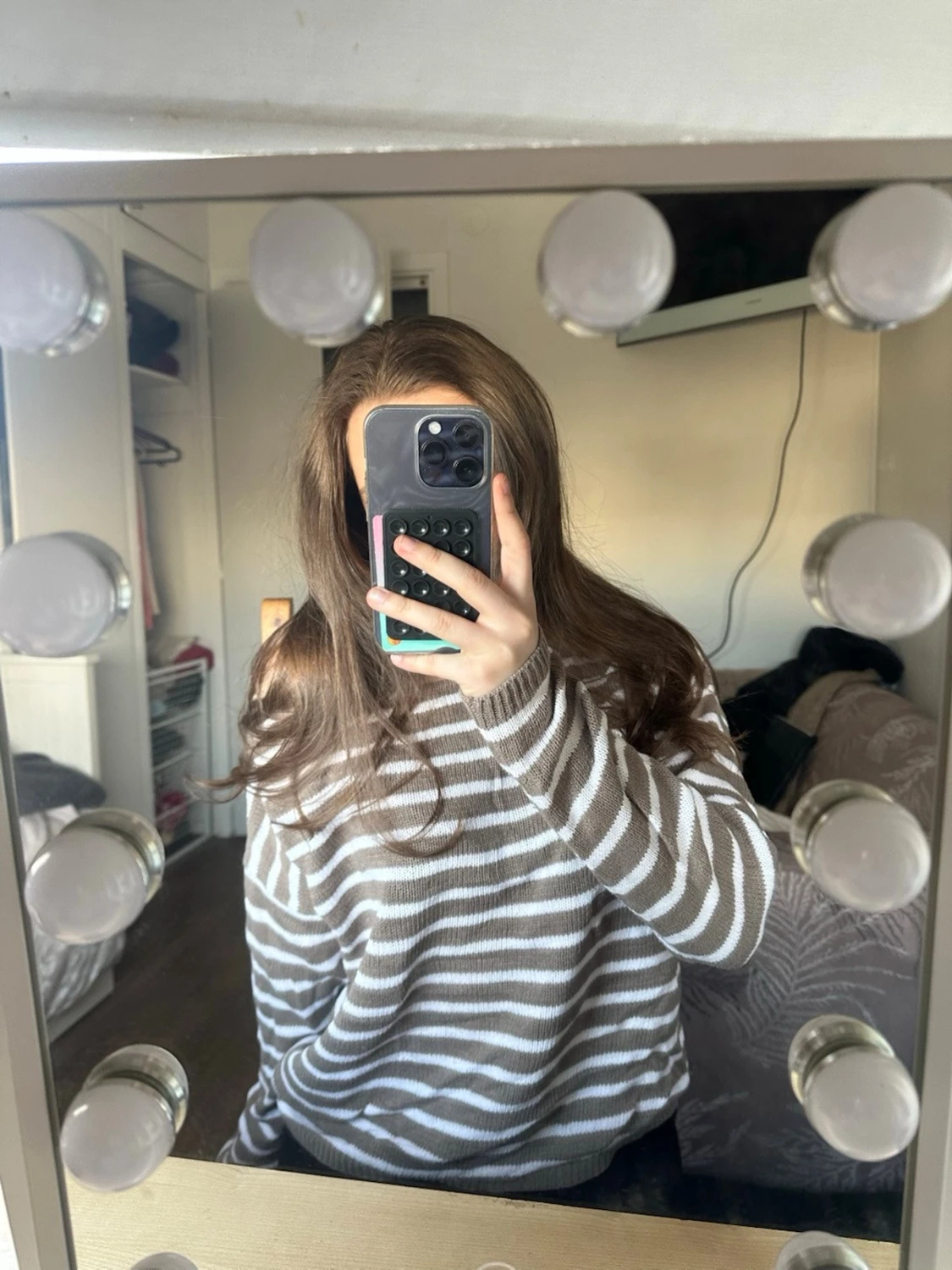 Randig beige och vit stickad tröja - 1