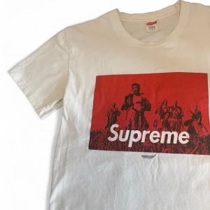 Supreme x Undercover T-shirt - Supreme x Undercover Jun Takashi fw16 T-shirt. Storlek large men sitter som medium. Bra skick, trycket har spruckit lite men är vanligt med dessa T-shirts. Tillverkad i Usa. Skriv i DM om intresserad. Kan även skicka mer bilder samt mått. Pris kan diskuteras. 