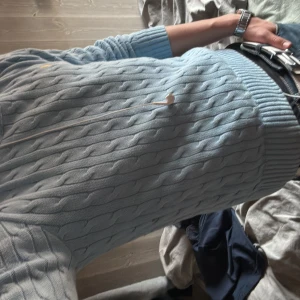 Ljusblå kabelstickad tröja Polo Ralph Lauren - Storlek L i barn så den passar mellan 160-175≈ Ljusblå kabelstickad tröja från Polo Ralph några super små fläckar som inte syns 