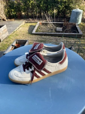 Adidas Wales Bonner Samba sneakers - Unika Adidas Wales Bonner Samba sneakers. De är i storlek 48 men passar mycket mindre i storleken. Säljer dessa för att dom inte passa mig och jag är 48. De kommer inte med sulor för att personen jag köpte dom ifrån hade special sulor.