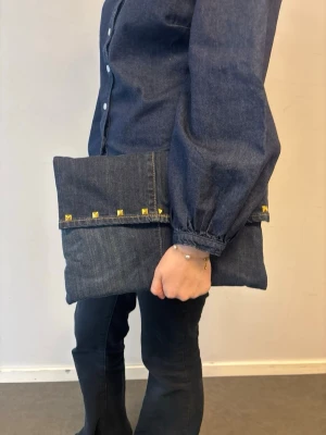 Datorfodral💙 - Blått datorfodral av återvunna jeans med filt och silke inuti, guldiga nitar och magnetisk knapp!💙 Fodralet är ca 37x27 cm🌟